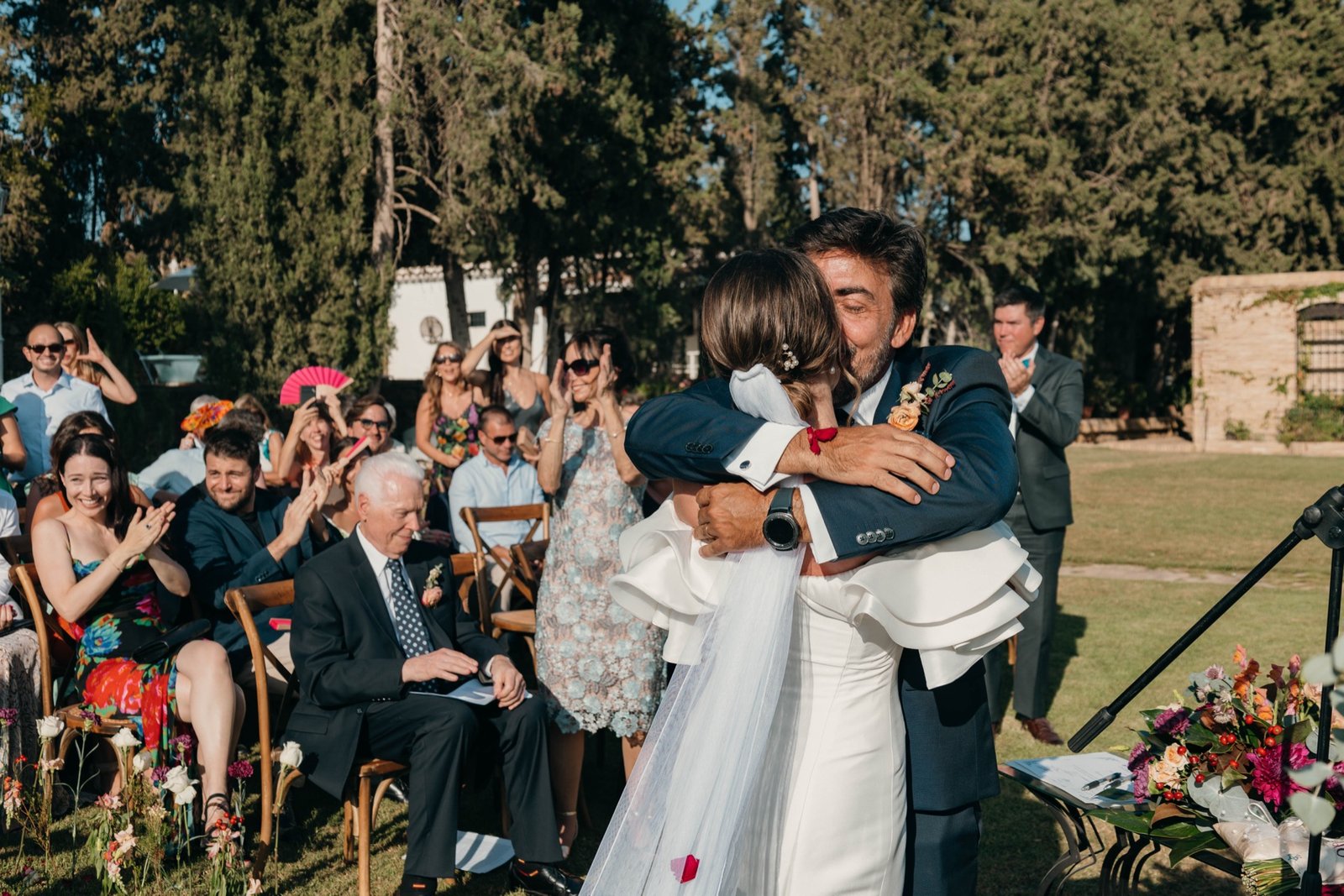 Abrazo tras ceremonia